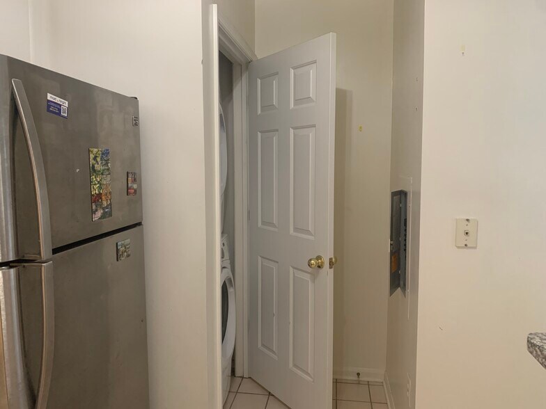 Building Photo - 7000 Falls Reach Dr