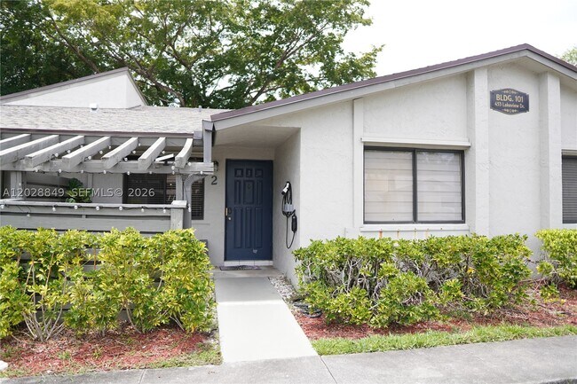 Building Photo - 453 Lakeview Dr