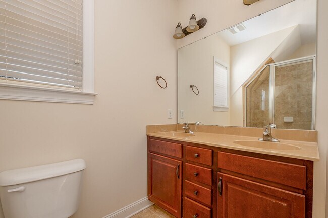 Building Photo - AVAILABLE TO SHOW!