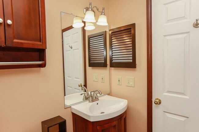 Building Photo - 200 Arabian Cir