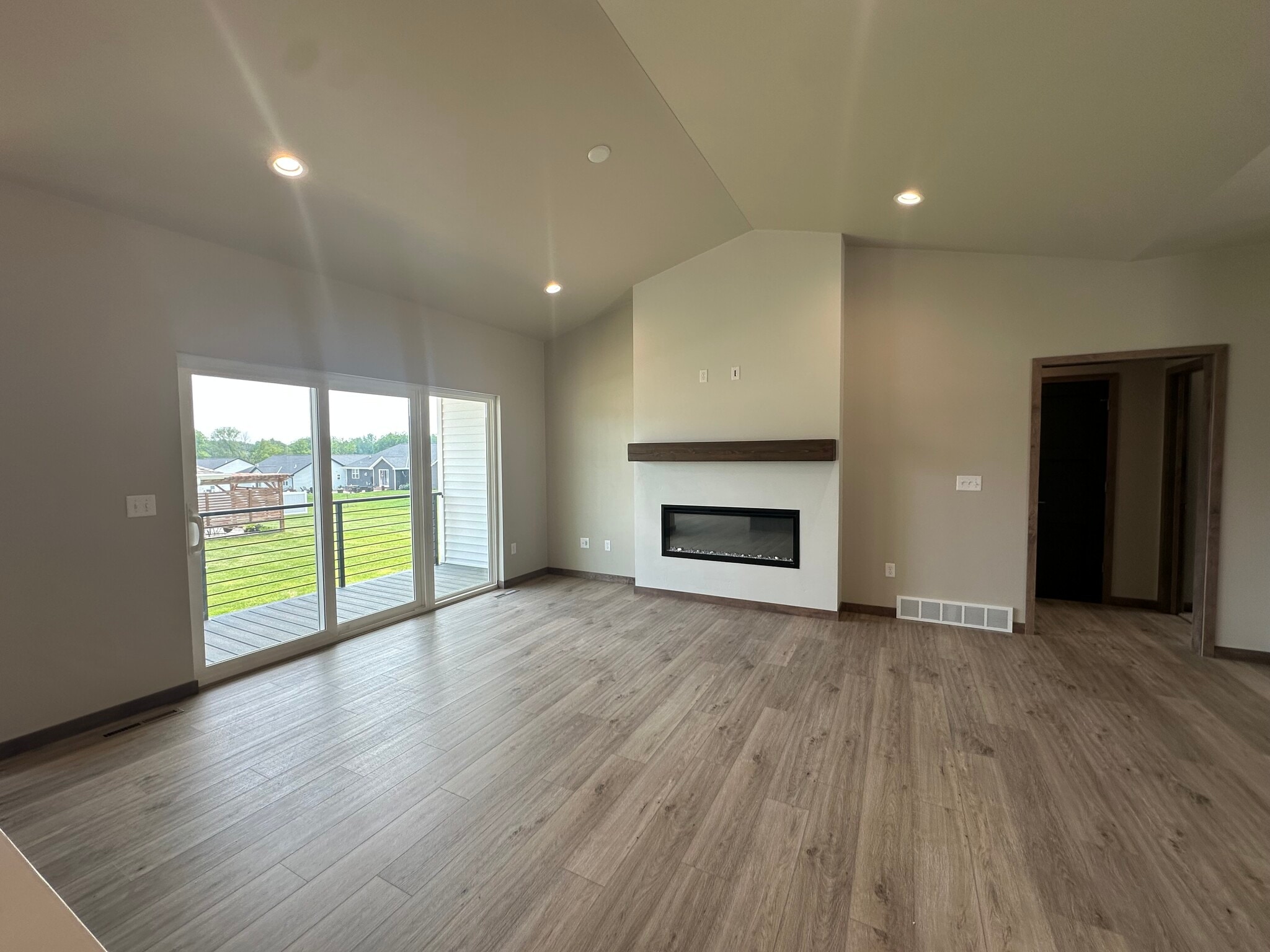 Building Photo - 2129 Clover Field Dr