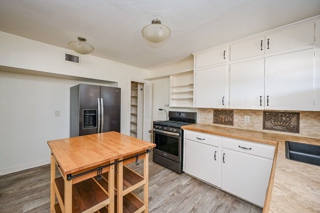 Building Photo - 2821 Eastgrove Ln