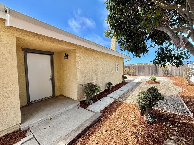 Building Photo - Oxnard | Welcome to the Pearl of Oxnard Du...