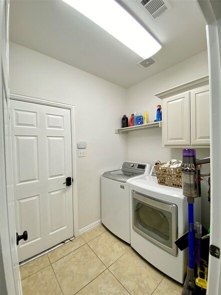 Building Photo - 1150 Amy Dr