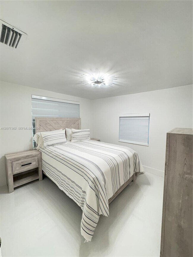 Building Photo - 937 SW 18th Ct