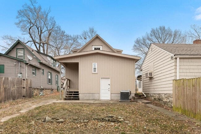 Building Photo - Charming 3-Bedroom Waldo Home with Porch Swing & Hardwood Floors