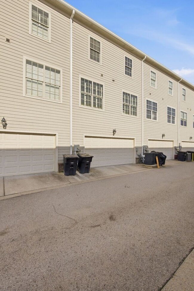 Building Photo - Modern Living in Franklin