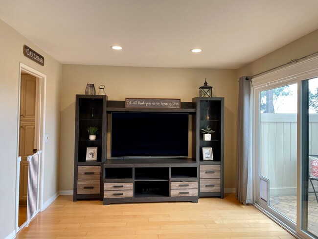 Building Photo - Spacious 3 Bedroom 2.5 Bath Townhouse in C...