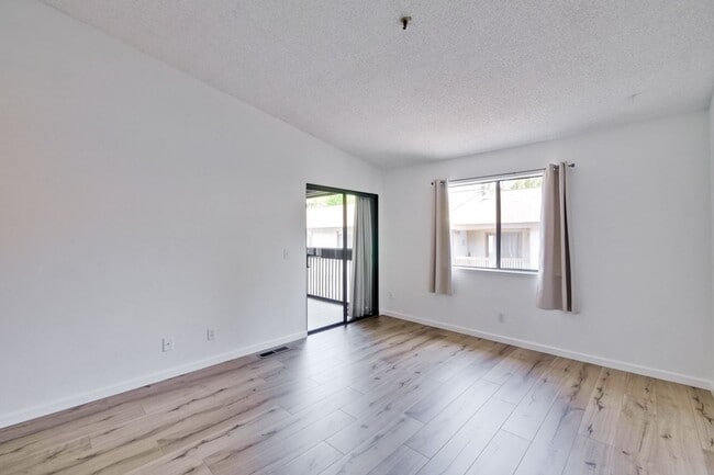 Building Photo - Beautifully Remodeled 3BR 2.5BA Townhouse in Great Community in Mountain View