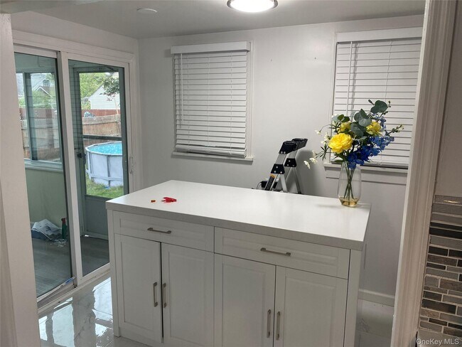 Building Photo - 7 Woods Pl