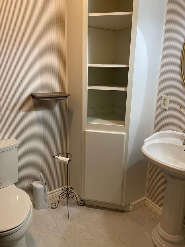 Building Photo - 1/2 Off First Full Months Rent w/ 12m Leas...