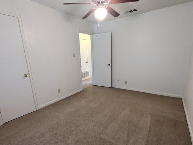 Building Photo - 904 Woodview Dr