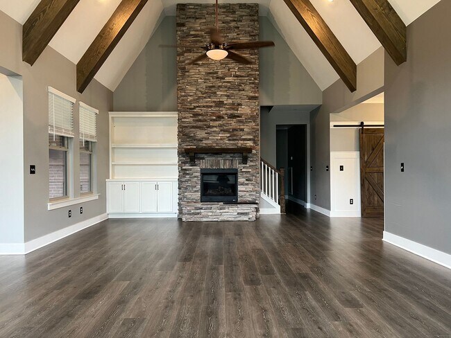 Building Photo - 4 Bedroom Home w/ Office and 3 Car Garage