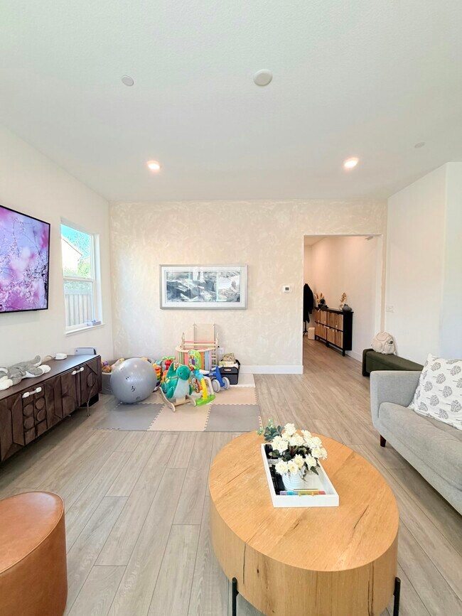 Building Photo - 42 Redberry Loop