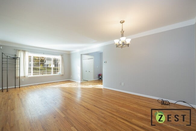 Building Photo - Beautiful 2 Bed 1.5 Bath Townhome available August 15th!