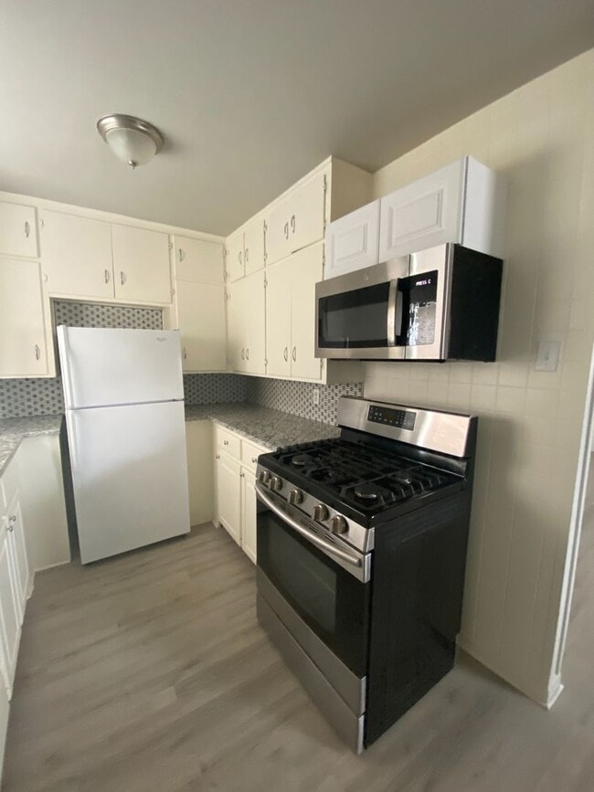 Building Photo - Move ins special - $400 off second month’s...