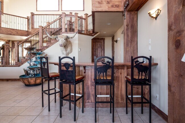 Building Photo - Private Hillside Ranch Home Available Wint...