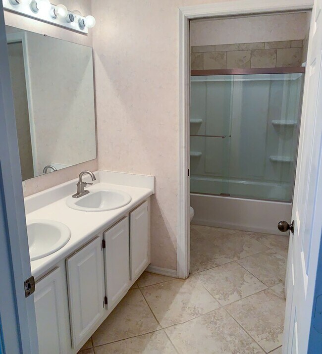 Building Photo - 3BR/2BA Condo in Haile Plantation - Availa...