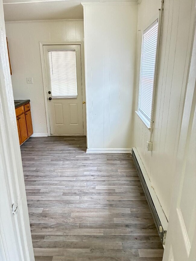 Building Photo - 717 Harper St E