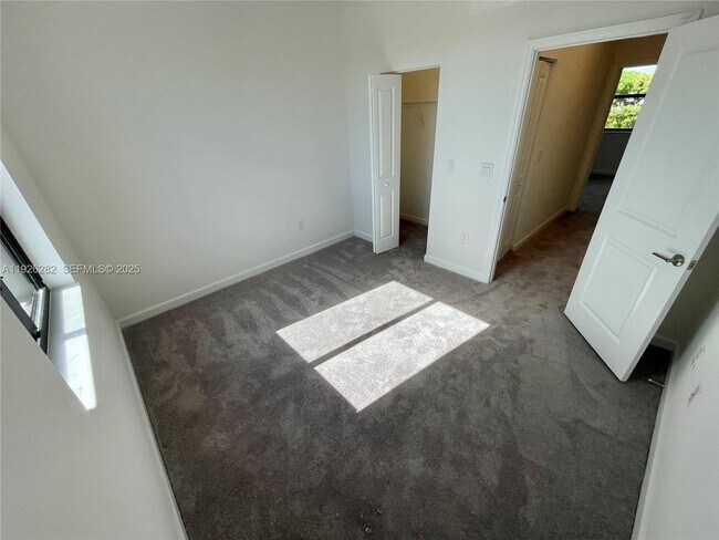 Building Photo - 20671 NE 7th Pl