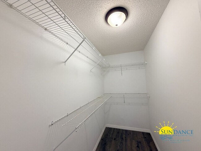 Building Photo - Stunning 3 Bedroom Home in Mary Esther!