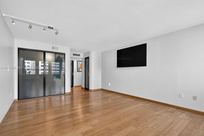 Building Photo - 11 Island Ave