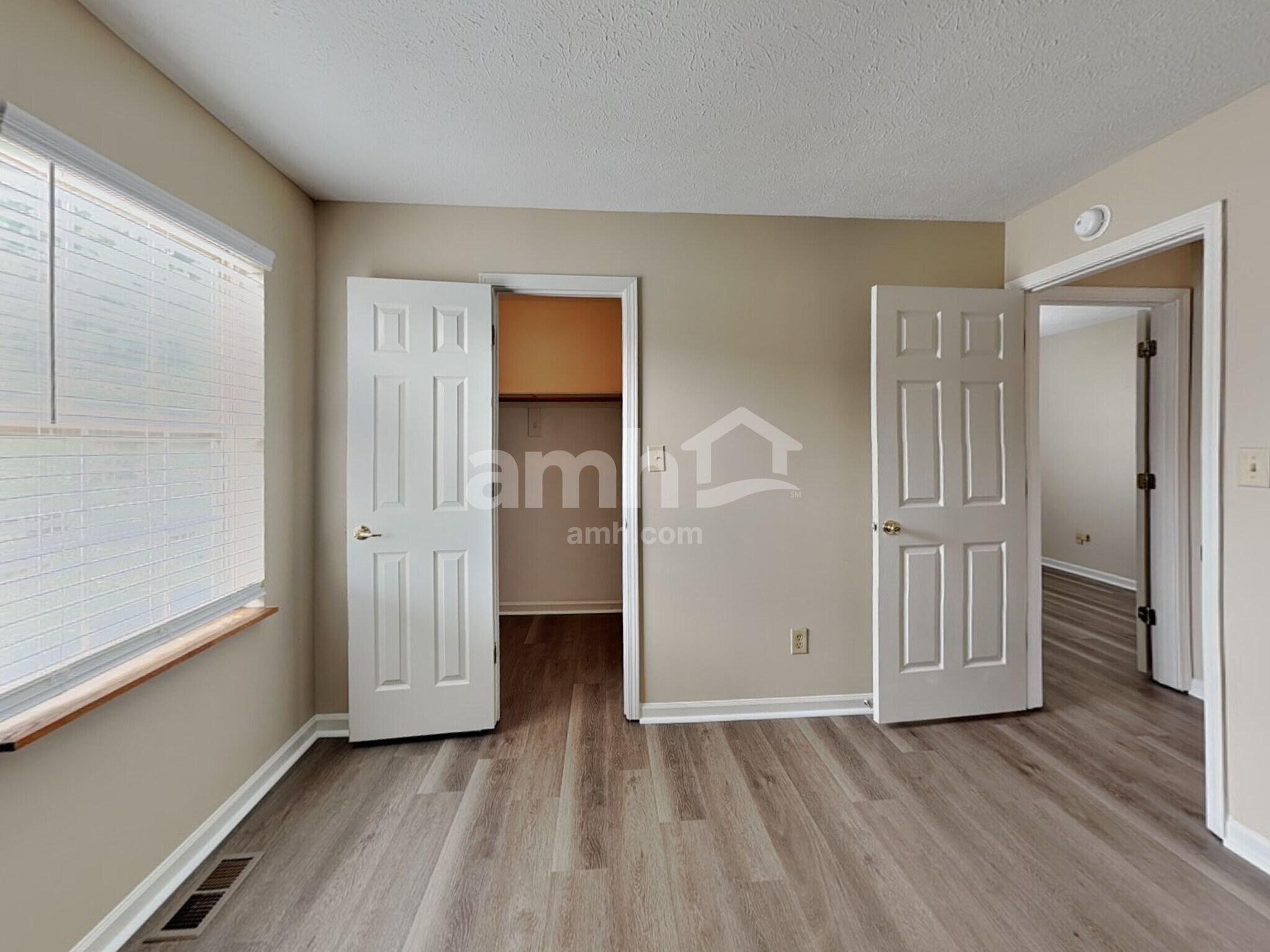 Building Photo - 5943 King Lear Dr