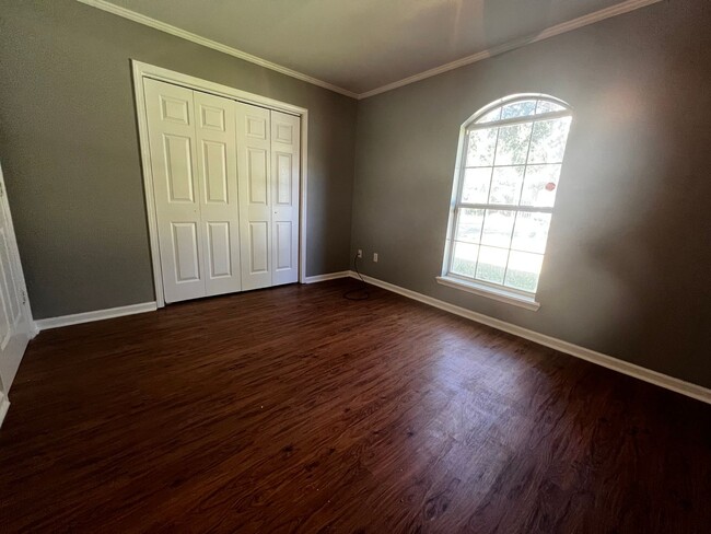 Building Photo - 3 Bedroom, 2 Bathroom, Two car garage, Bri...