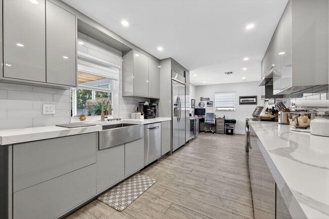 Building Photo - 976 SW 11th St