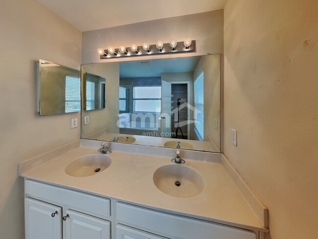 Building Photo - 11114 Creek Haven Dr