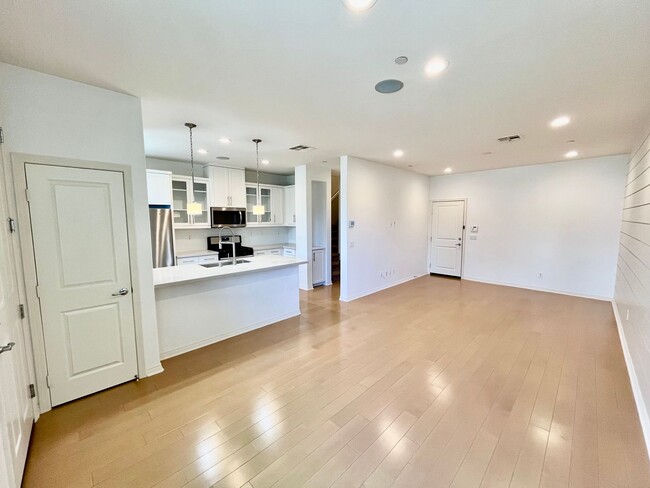 Building Photo - Updated 3BD 2.5BA Townhouse in Imperial Be...