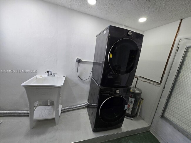 Building Photo - 600 SW 8th Pl