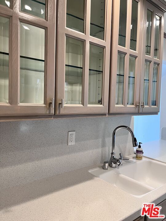 Building Photo - 906 N Doheny Dr