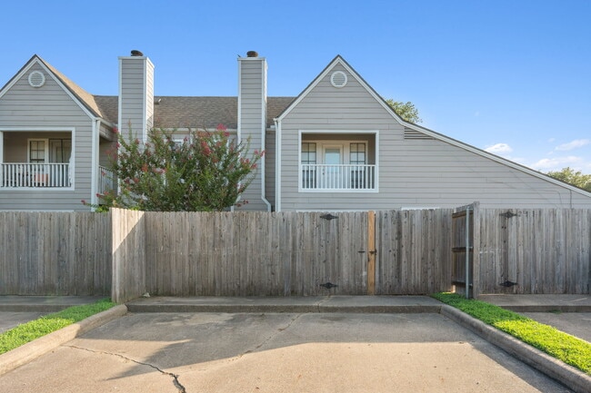 Building Photo - 2533 Cross Timbers Dr