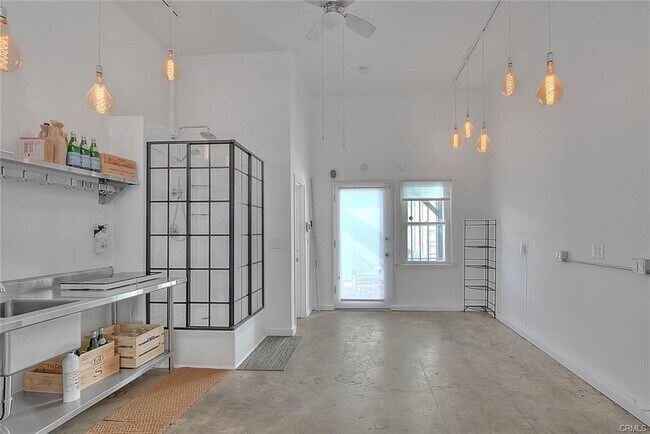 Building Photo - 1135 N La Brea Ave