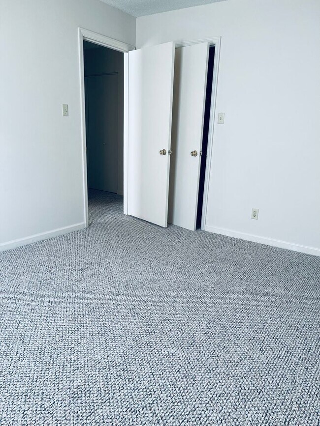 Building Photo - 105 Oriole Dr
