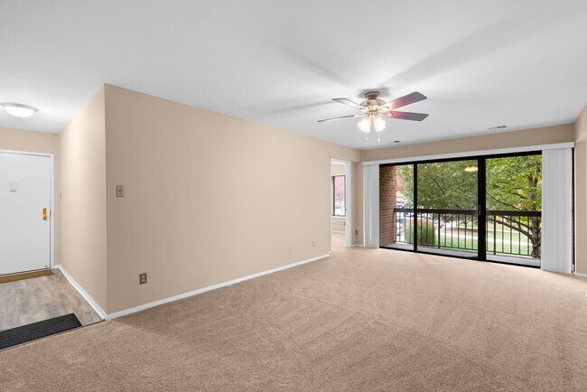 Building Photo - 2 Bed 1 Bath - Georgetown Village Condo - ...