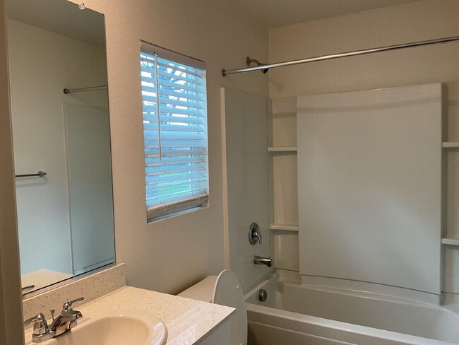 Building Photo - "Charming 3-Bed, 3-Bath Home right on the golf course - 1370 Sq Ft of Cozy Living!"