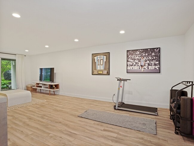 Building Photo - 253 New Norwalk Rd