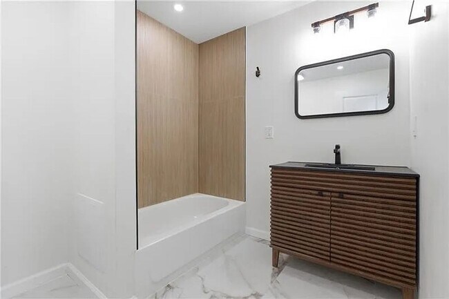 Building Photo - 4 bed 2.5 bath - stunning home, great location, must see.