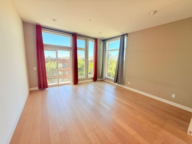 Building Photo - North Capitol Hill Townhome