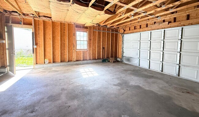 Building Photo - 3 Bedroom Home with Private Upstairs Suite