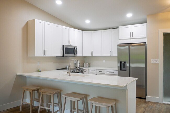 Primary Photo - Fully remodeled 2 bed, 2 bath home in high...