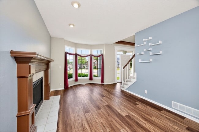 Building Photo - SPACIOUS LIVING!!  4 Bedrooms, 2.5 Bathrooms Home in Des Moines!