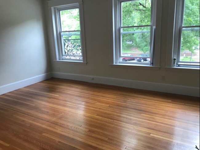 Building Photo - 9/1 Coolidge Corner 3BR (2 split) with heat included, balcony, No Fee!