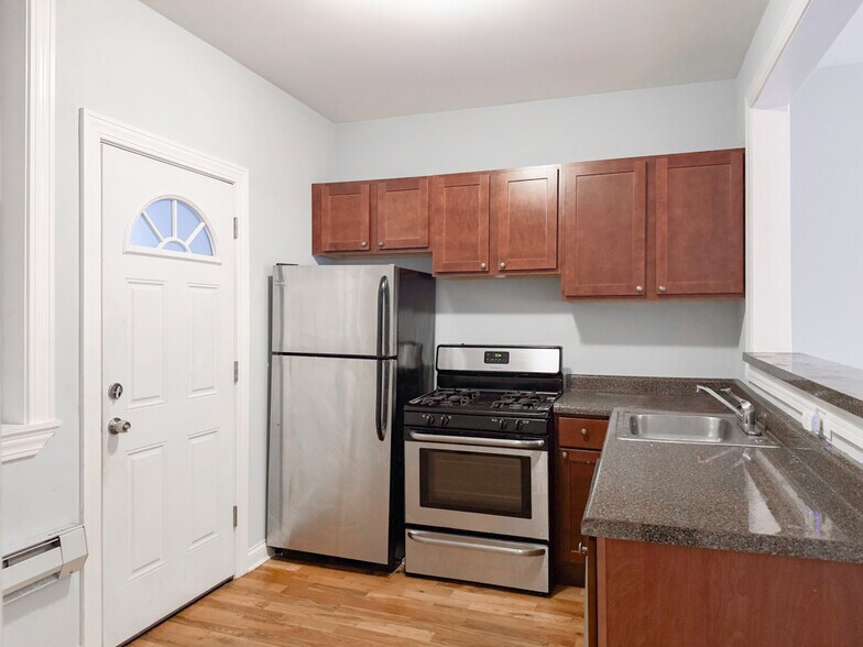 Building Photo - 4424 N Wolcott Ave