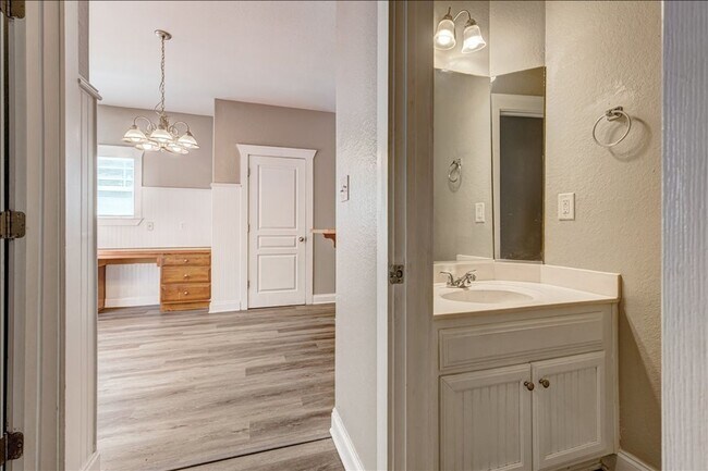 Building Photo - Welcome to this stunning 4-bedroom, 2.5-ba...