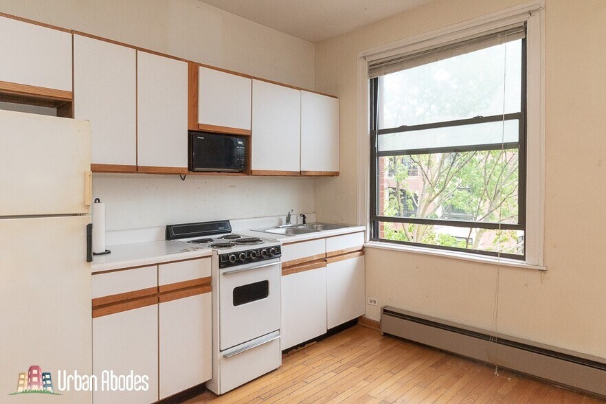 Building Photo - 633 W Barry Ave