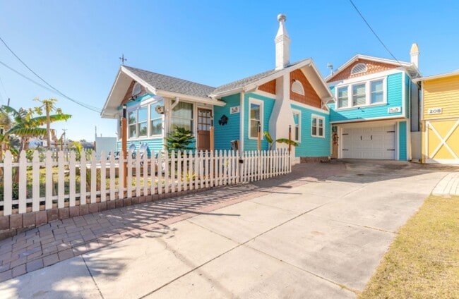 Primary Photo - 212 S Wild Olive Ave