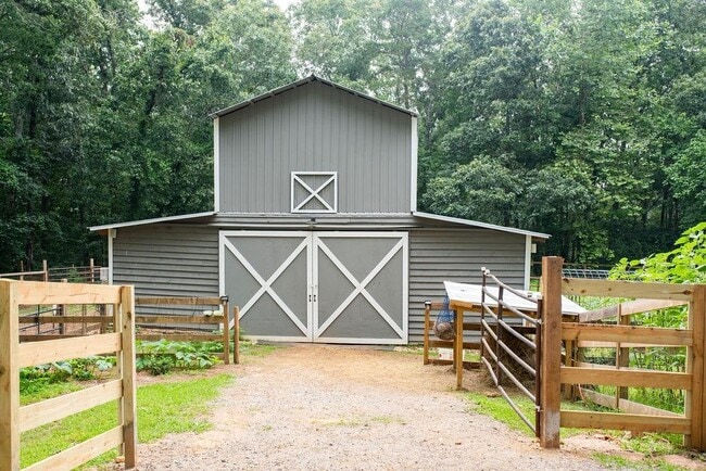 Building Photo - 728 S McCollum Dr